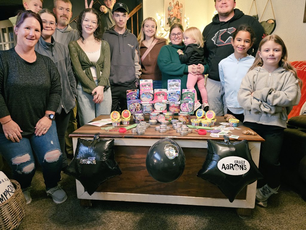 mle26w's tweet photo. I had a blast hosting a #crazyaaronsverymerryparty thanks to #tryazon Everyone enjoyed getting to expirence all their other amazing products! From the famous Thinking Putty, Slime Charmer's, and Land of Dough everyone of all ages found something they couldn't resist playing with! https://t.co/qJpYexcFn0