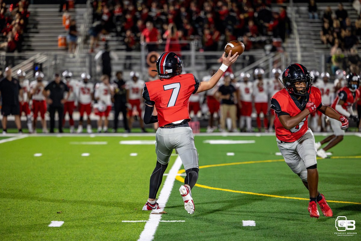 Strawberry Crest vs Bloomingdale Football #strawberrycrest #photographer #gameday #sportsphotographer #peachybrassstudios #gametime #nowbooking #sportsphotography @crest_hsfb