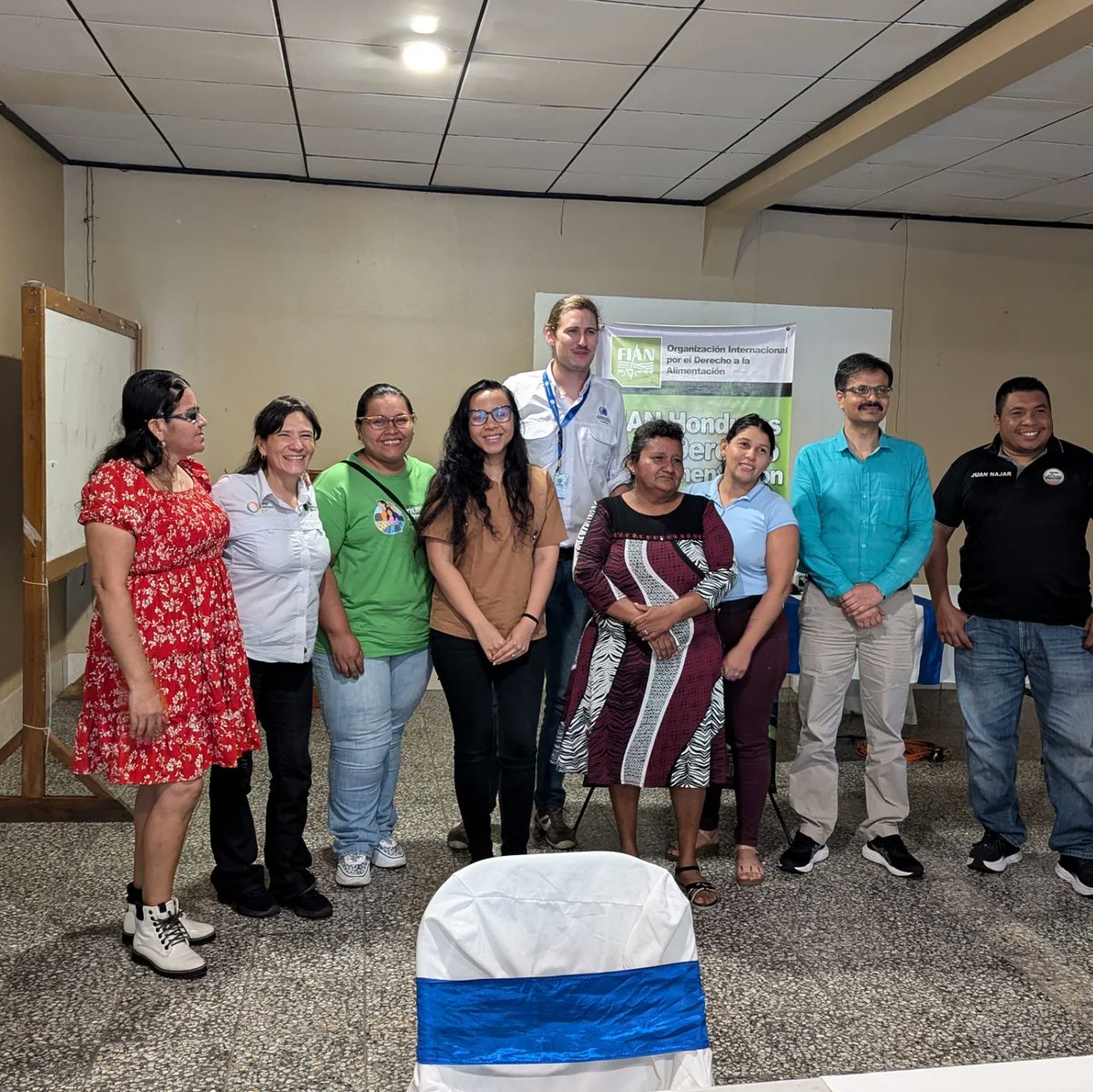 FIAN_Honduras's tweet photo. Conversatorio con líderes de Marcovia, el Relator Especial de la ONU, Surya Deva, y la OACNUDH.

Representantes visibilizaron sus desafíos y propusieron alternativas para mejorar su situación. ¡Los derechos cobran vida en nuestra comunidad! 💪🏽

#FIAN_Honduras #DerechoAlDesarrollo https://t.co/d7dOIowUVT