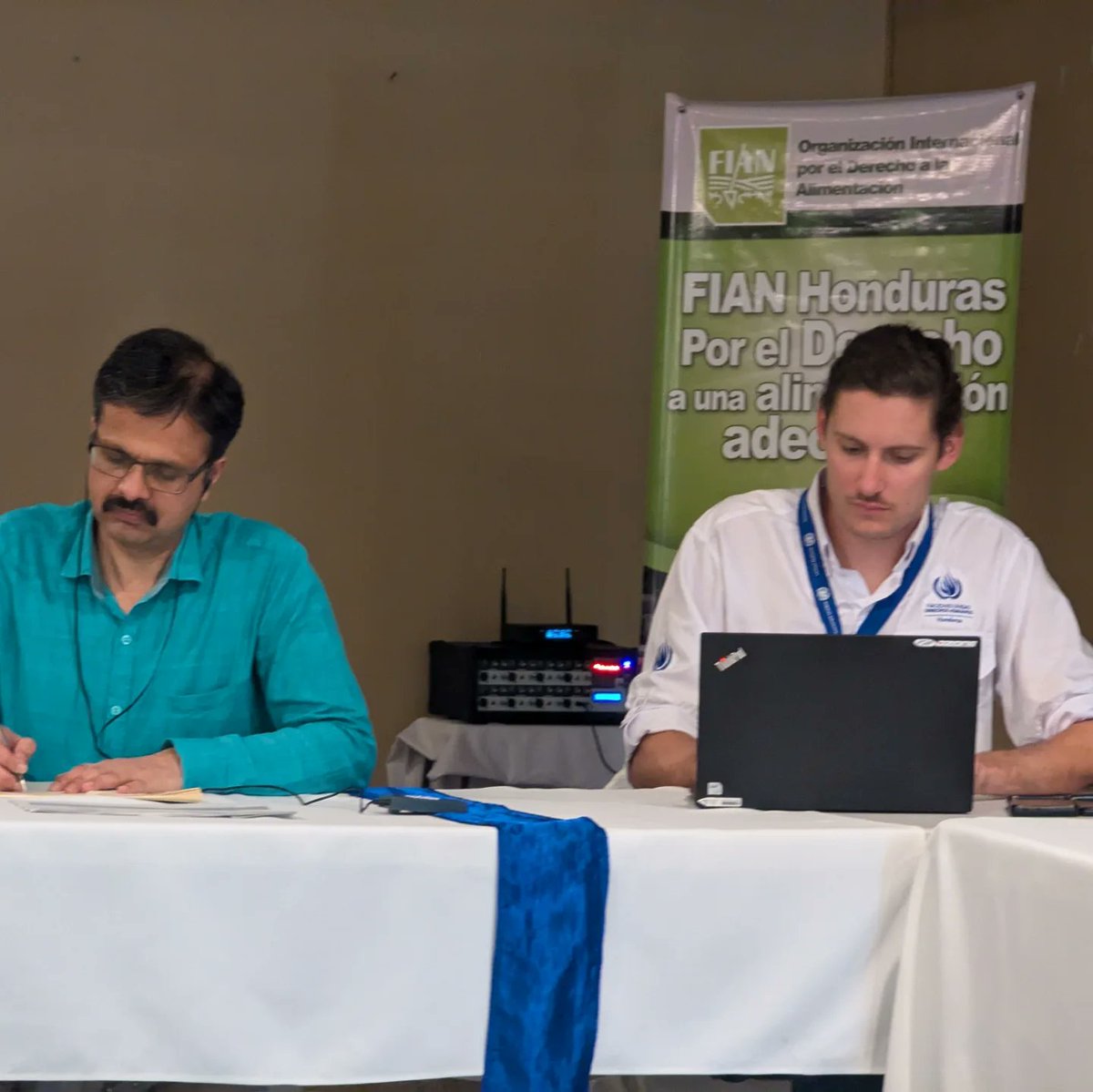FIAN_Honduras's tweet photo. Conversatorio con líderes de Marcovia, el Relator Especial de la ONU, Surya Deva, y la OACNUDH.

Representantes visibilizaron sus desafíos y propusieron alternativas para mejorar su situación. ¡Los derechos cobran vida en nuestra comunidad! 💪🏽

#FIAN_Honduras #DerechoAlDesarrollo https://t.co/d7dOIowUVT