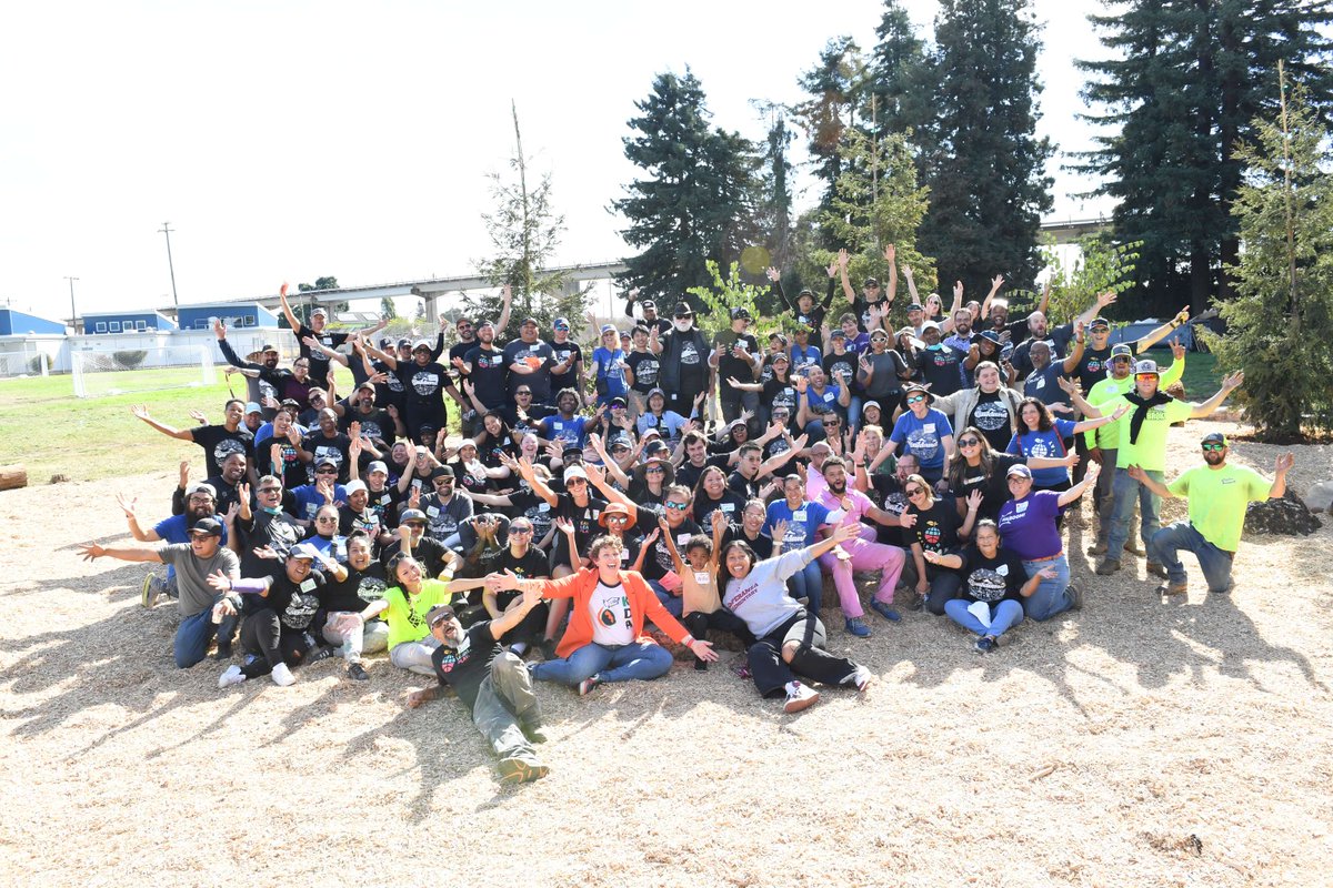 eatlearnplay's tweet photo. 🌈 Thrilled to announce the completion of our Stonehurst Campus schoolyard! Kids at Esperanza Elementary & Korematsu Discovery Academy now have vibrant new spaces to play, learn, and grow. Thanks to @kaboom, @ousdnews, @workday, @kpthrive, and all our volunteers! #PlayspaceEquity https://t.co/A4X9kdnHQd