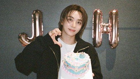 hansatile's tweet image. its yoon jeonghan or no one at all. 😁