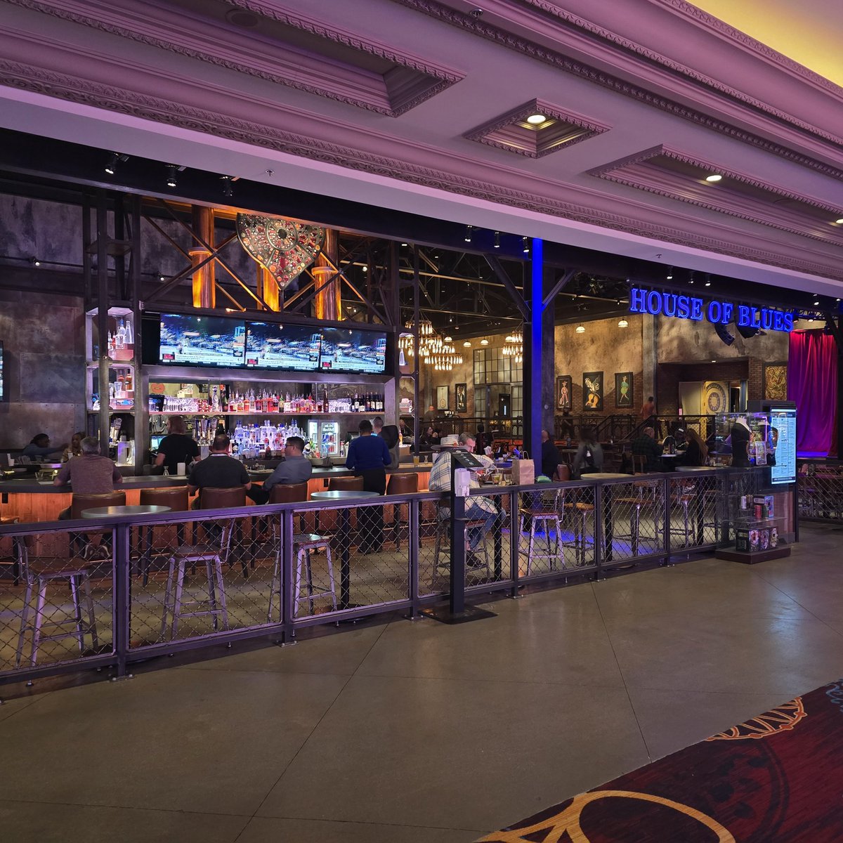 nick_barge's tweet photo. Dinner at HOSE OF BLUES in Mandalay Bay Hotel Las Vegas. Great food excellent service. ☆☆☆ https://t.co/pFc8xbqLpC