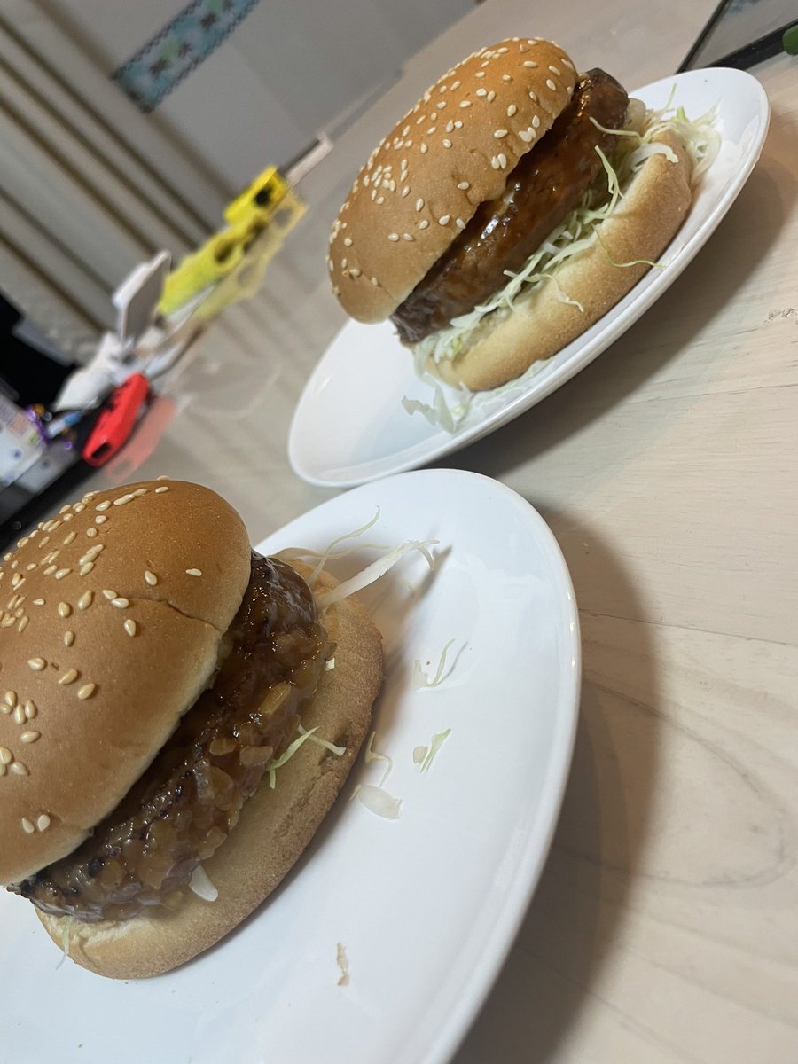 おはようございます
今日は埼玉県民の日
子供達もそれぞれお友達と遊ぶようになって今日遊びについてきてくれなさそう😅

昨夜手作りハンバーガー作りました