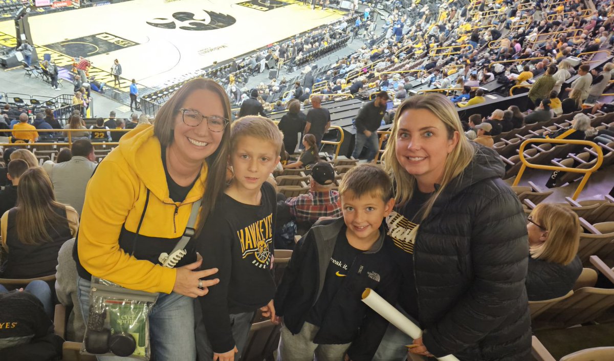 nickel7duece's tweet photo. Let's Go Hawks! #fightforiowa https://t.co/1dJVJeObaz