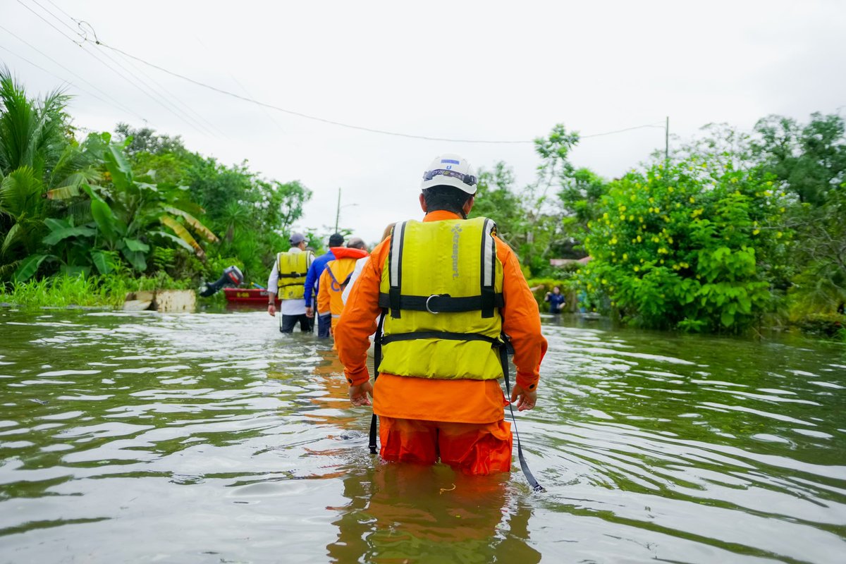 AlexiaRivasG1's tweet photo. La ayuda humanitaria de El Salvador junto al Gobierno de Costa Rica.

Hermandad 🇨🇷🇸🇻 https://t.co/nzLZbnh1Od