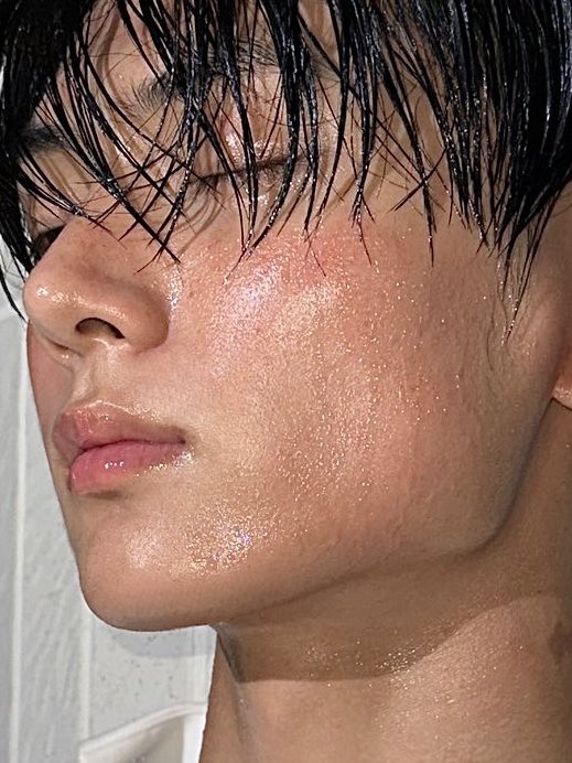 mainlyjay's tweet photo. the details and his glossy pink lips…. insane https://t.co/bAb7yA1FUB