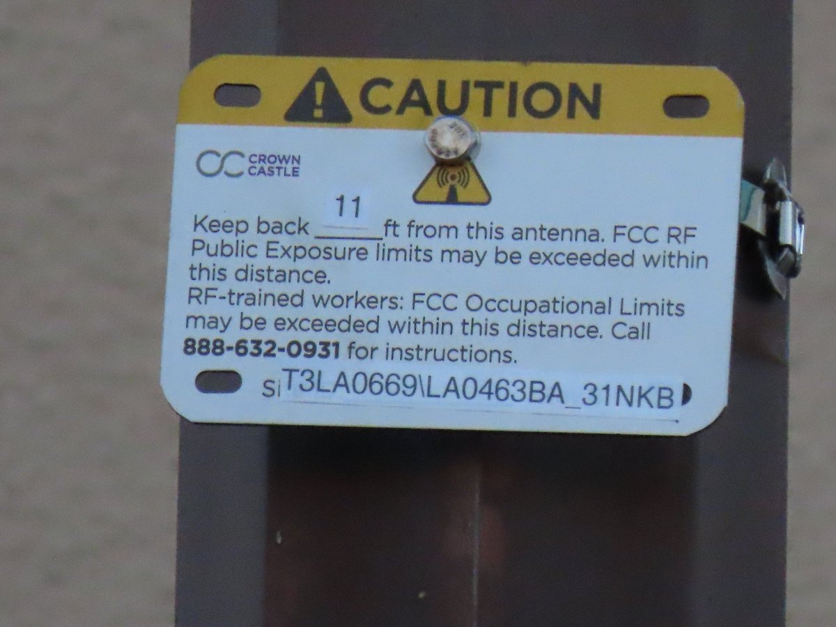 T-Mobile Street Light mounted AIR 4435 n41