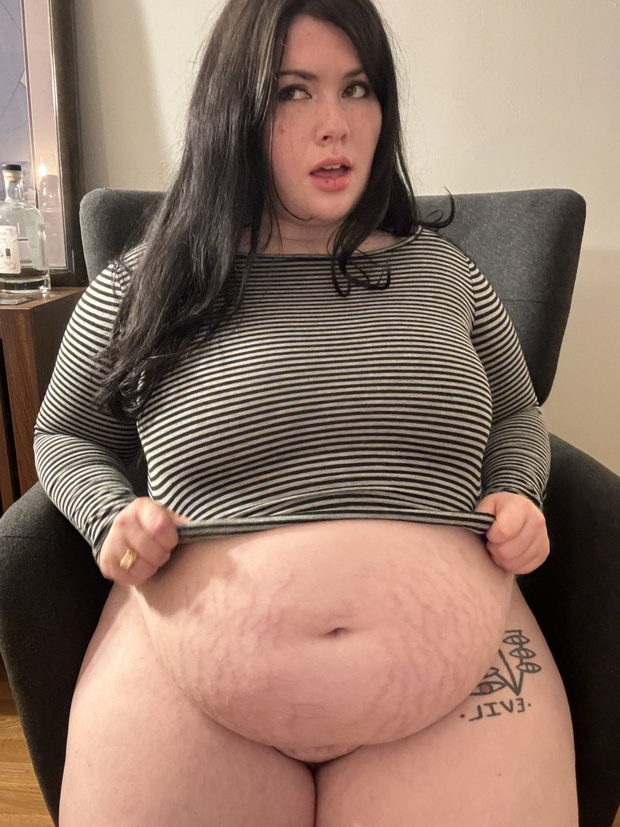 TianasTummy's tweet image. tfw ur emo gf ate too much n now her shirts wont fit :3