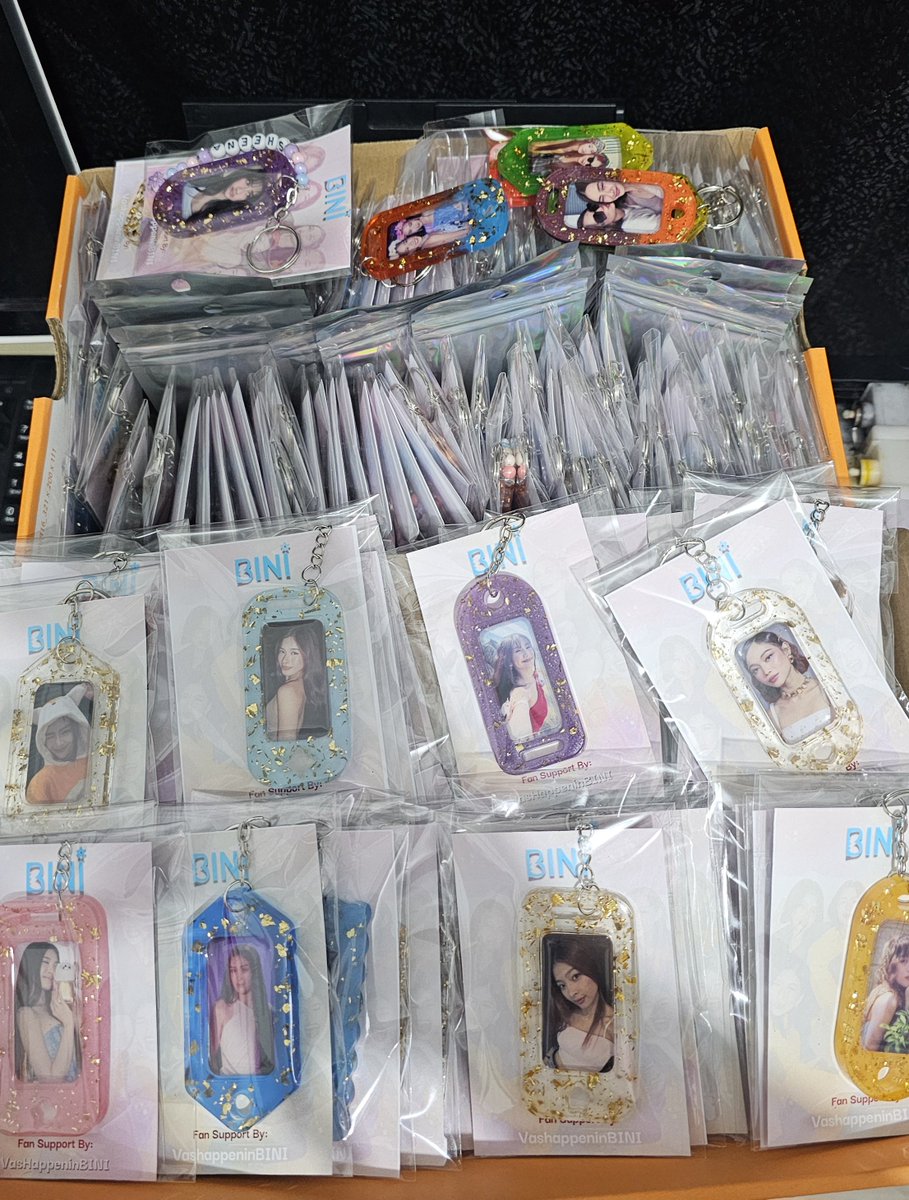 vashappeninBINI's tweet photo. Will bring some of these mamaya sa pila. Pati yung mga natitirang JolliBINI at GFest magnet dito sa bahay. Very limited lang yung sa BINI Karma card, will give them to those na pupunta talaga sa GBV. Timbugin nyo nalang ako lol https://t.co/3lmTubgmA6