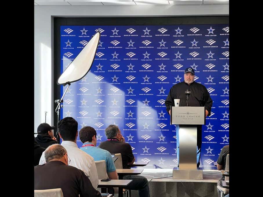 barstoolsports's tweet photo. The Irony Of Mike McCarthy Having A Shade Up To Block The Sun From Blasting In His Face During His Post Game Presser Is So Cowboys It Hurts https://t.co/WCcli366Uo https://t.co/rZ1qWwyvir
