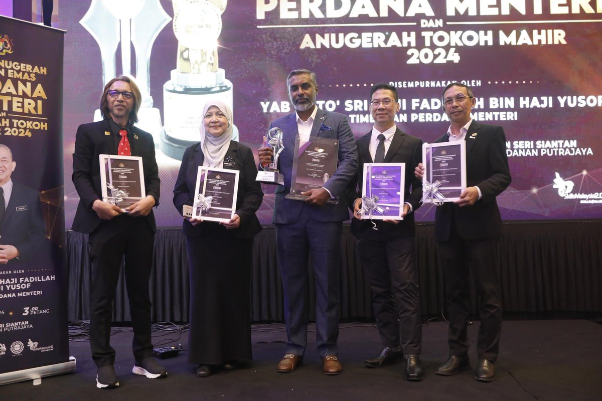 khalkhalil67's tweet photo. YAB DATO SRI FADILLAH YUSOF
Timbalan Perdana Menteri

YB ENCIK SIM CHEE KEONG
Menteri Sumber Manusia

ANUGERAH TOKOH MAHIR

#khalkhalil #khalsalon #hsdo #ciast #jpk #kesuma #hairdressing #tokohmahir #makethingshappen https://t.co/EI2SGQyPzK