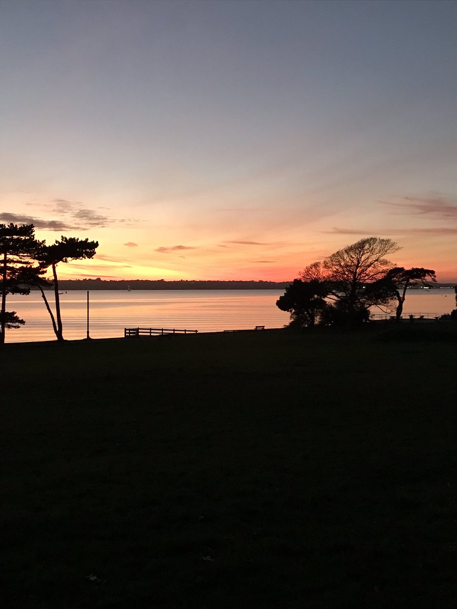 PennyBudd1's tweet photo. Amazing sunset tonight over Southampton water #sunset #autumn #southampton #hampshire https://t.co/uZdhdnTaAk