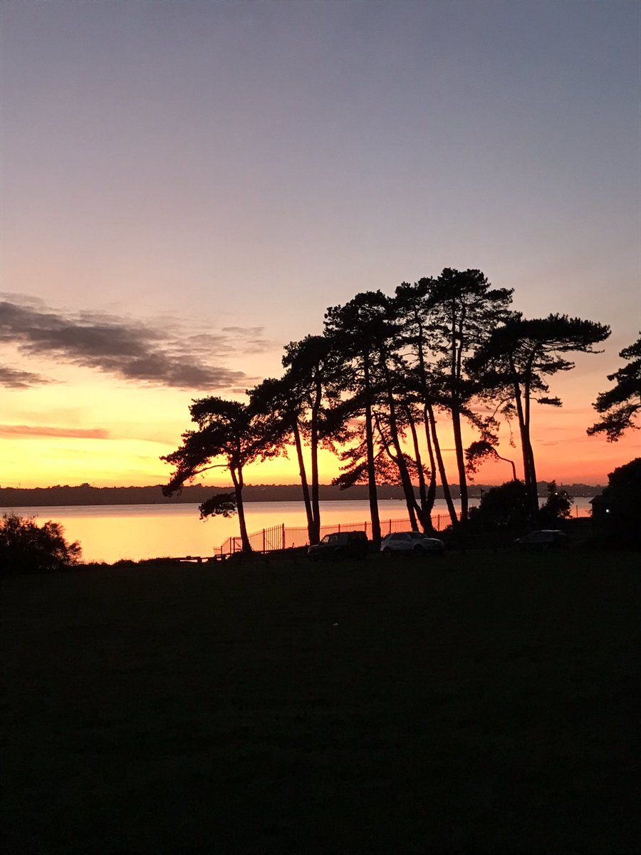 PennyBudd1's tweet photo. Amazing sunset tonight over Southampton water #sunset #autumn #southampton #hampshire https://t.co/uZdhdnTaAk
