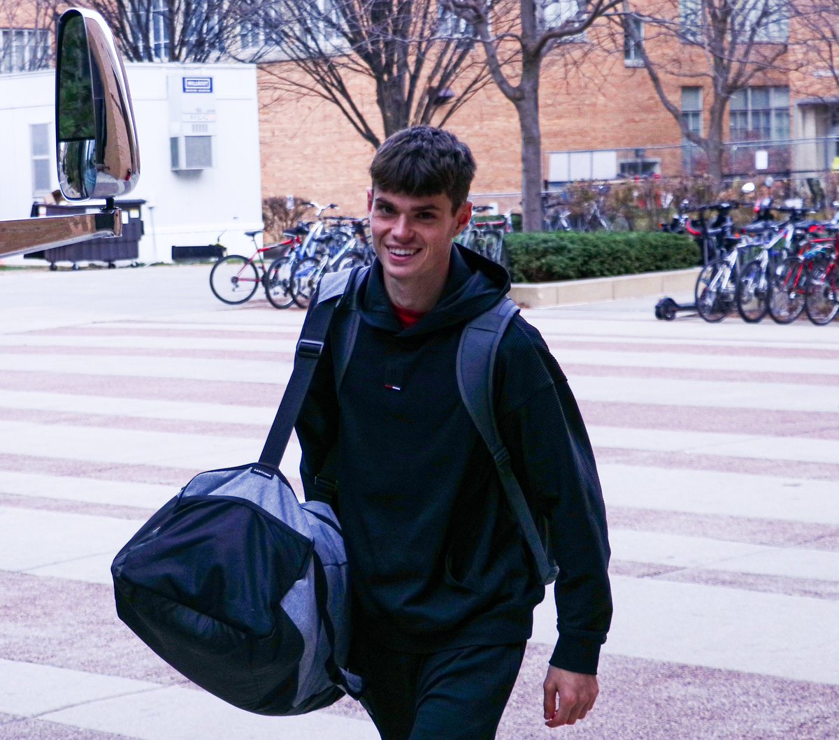 BadgerTrackXC's tweet photo. Wheels 🆙 🛫

Our crew makes their way to Ohio for the NCAA Great Lakes Regional on Friday!🔥

#Badgers || #OnWisconsin https://t.co/xwKzCmmO9Q