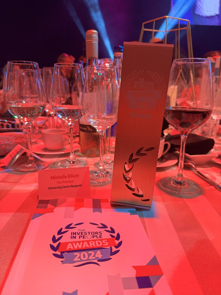 Miche11eEE's tweet photo. Massive thanks to @IIP for recognising @UCQltd as Platinum Employer of the Year (0-49 employees) #iipawards2024. I'm so very proud of everyone @UCQltd who absolutely deserve this!!! Thanks also to @AnnaRichardso for presenting the award ❤️ https://t.co/qCTxATRiIF