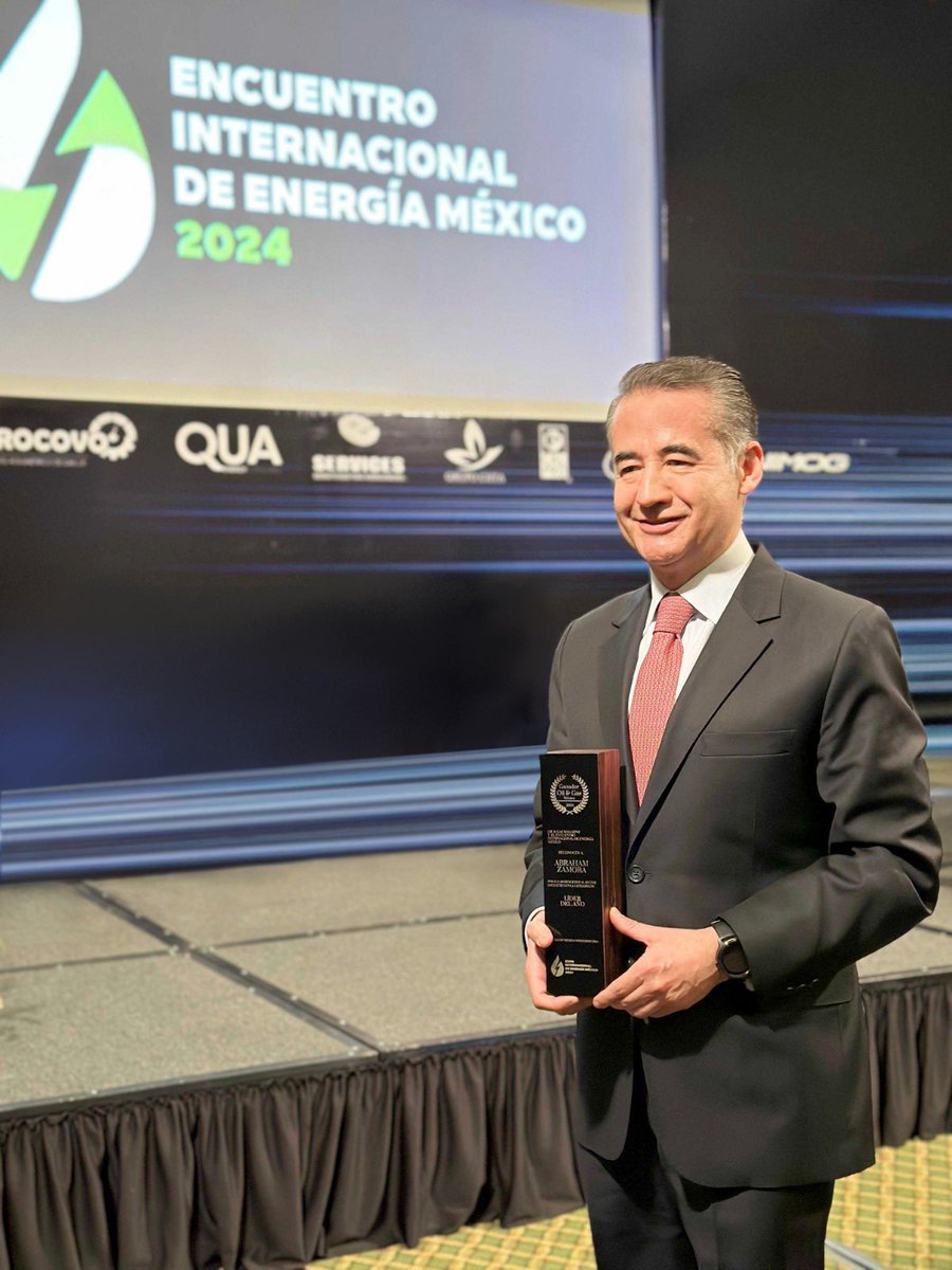 Recibir el reconocimiento de "Líder del Año" por <a href="/OilGasMagazine/">Industry&Energy Magazine</a> es un honor que comparto con todo el equipo de <a href="/SempraInfra_MX/">Sempra Infraestructura</a>. Redobla mi compromiso de seguir impulsando el fortalecimiento del sector energético en México, para su progreso y bienestar.