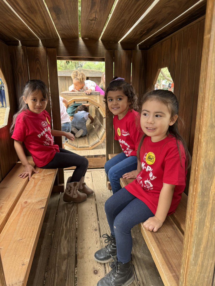oxnardrec's tweet photo. ππ Tiny Tots kicked off the fall season with a pumpkin-filled adventure at the Pumpkin Patch! Our little explorers had fun picking pumpkins, playing in the patch, & soaking up the autumn vibes. πCheck out all the cuteness in our photos! πΈπ§‘ #FallFieldTrip #PreschoolAdventures https://t.co/Y5W5JbipKQ