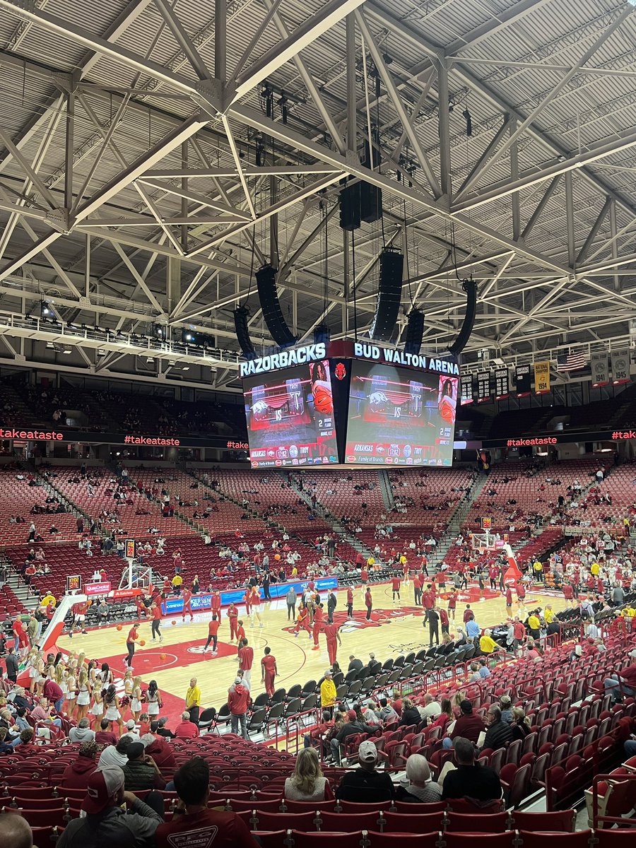 CamdenRiley's tweet photo. Another Wednesday in the Palace!! Here we go Hogs! #wps #calthosehogs #wpsovereverything https://t.co/lXZoeLdLx0