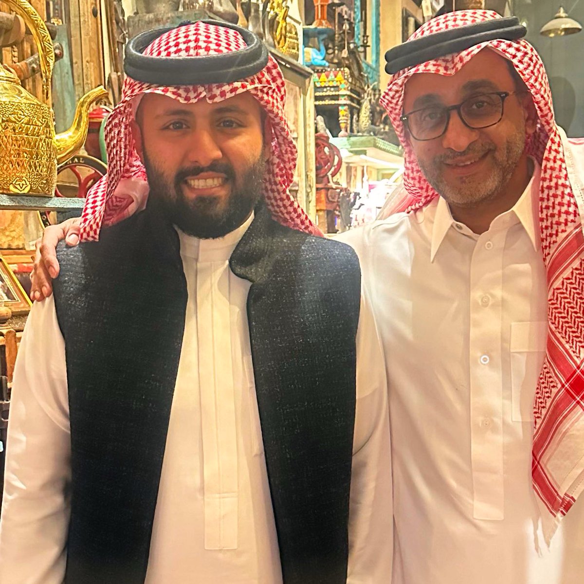 سعدت بلقاء معالي الأستاذ بدر العساكر، مدير المكتب الخاص لسمو ولي العهد وعضو مجلس إدارة مؤسسة مسك. كان لقاءً مليئًا بالإلهام، حيث تبادلنا الأحاديث حول الفنون والتراث، وتلقيت منه تشجيعًا ودعمًا كبيرًا لمشاريعي الفنية. كل الشكر لهذا اللقاء المثري ولثناءه الكريم، الذي يضيف لي دافعًا