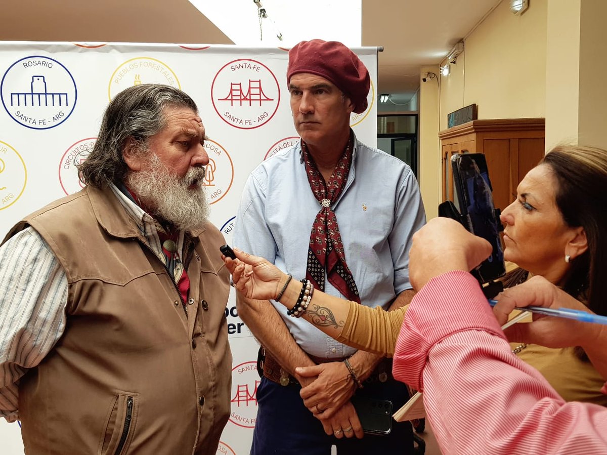 🇦🇷 "Soy lo que me enseñó mi padre. Quién no quiere a su Patria, no quiere a su madre".

🎤 Difundiendo las tradiciones y la 44° FIESTA Provincial de la Doma.

🐎 17 de noviembre, Cayastá rumbo a Jesús María.