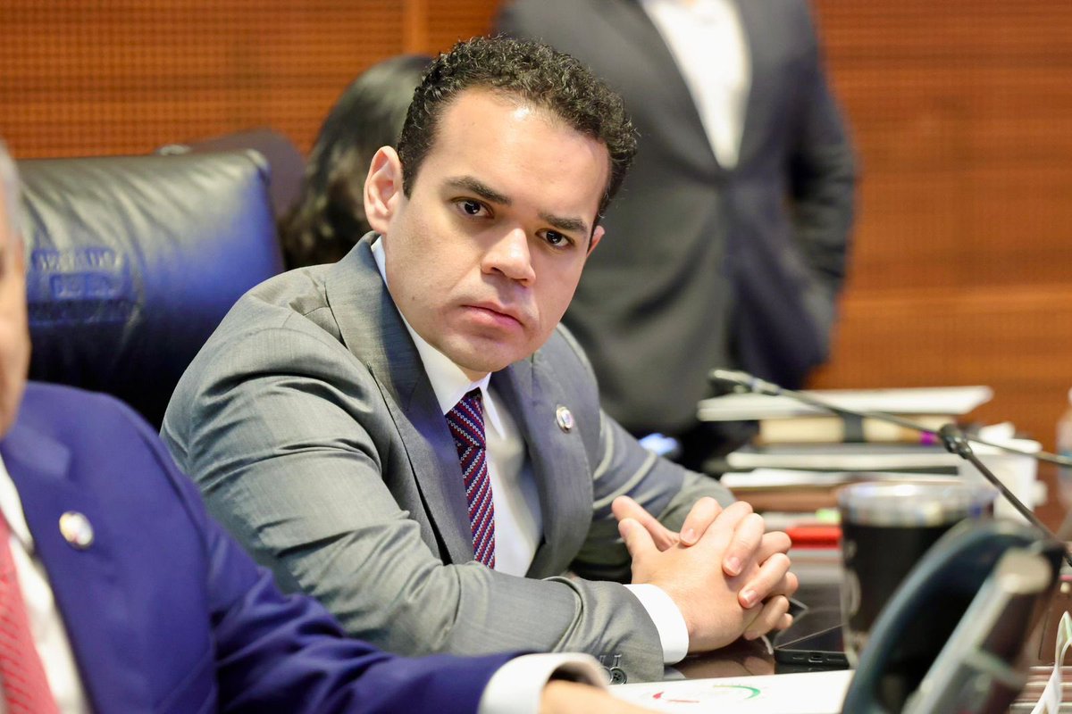 Qué gusto recibir en el Senado de la República a jóvenes estudiantes de la UNAM. Junto a mi amigo <a href="/RolandoZapataB/">Rolando Zapata Bello</a> los escuchamos y atendimos. 

Son el futuro del país. 🇲🇽🫱🏽‍🫲🏼