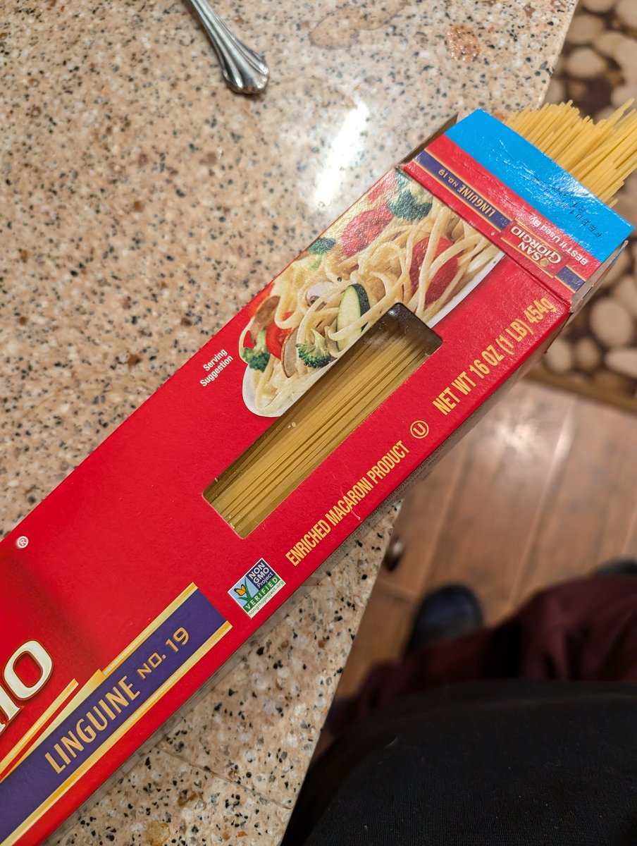 itweetfromthere's tweet photo. Thin spaghetti in a linguine box‽ 

Bout to start swingin' https://t.co/I3NS74vXVy