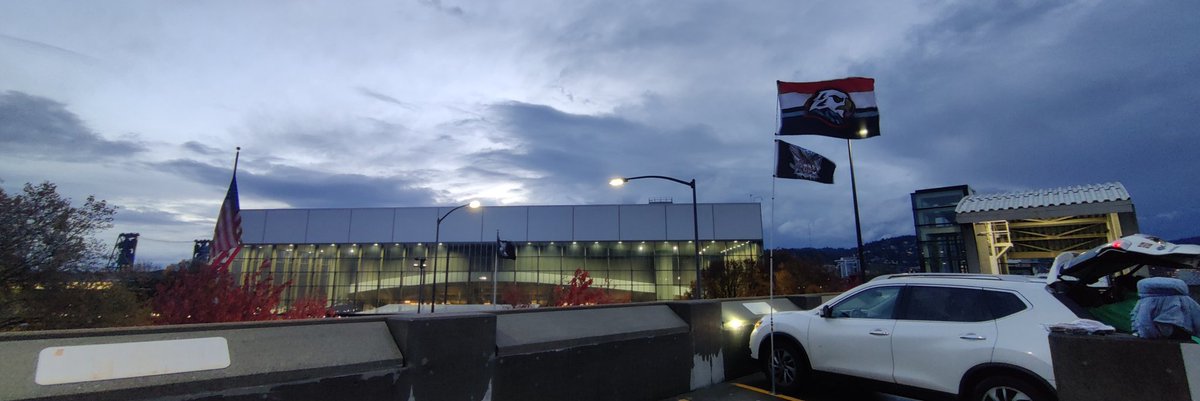 HawkeyFlock's tweet photo. Man it feels good to be home! It's a dual event night, so get here early and warm-up before warm-ups with some hot beverages and banana bread! LET'S GO HAWKS!!!

#FlockingTime #Hawkeytown @pdxwinterhawks vs @WHLHitmen https://t.co/dOIkNt2IyV