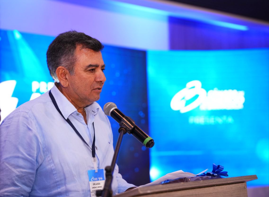 Camarabaq's tweet photo. #PremiosAVA2024 

Cierra el evento nuestro Presidente de Junta Directiva Orlando Jiménez, quien entrega reconocimiento a la Asociación de Mujeres Artesanas, ENEA VIVA por su 
contribución a la la conservación armoniosa de las tradiciones a través de la artesanía sostenible, destacándose como una “Historia AVA” digna de replicar, porque le ponen Alma, Valor y Ambiente a su oficio artístico. 

@NANDOTATO