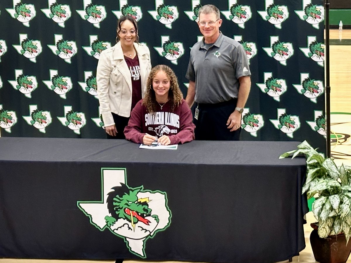 Congratulations to our Lady Dragon softball athletes on their signing day!

Scarlett Kuhn-University of Minnesota 🥎
Sammy Petkus-West Point 🥍
Jordan Stewart-Southern Illinois University 🥎