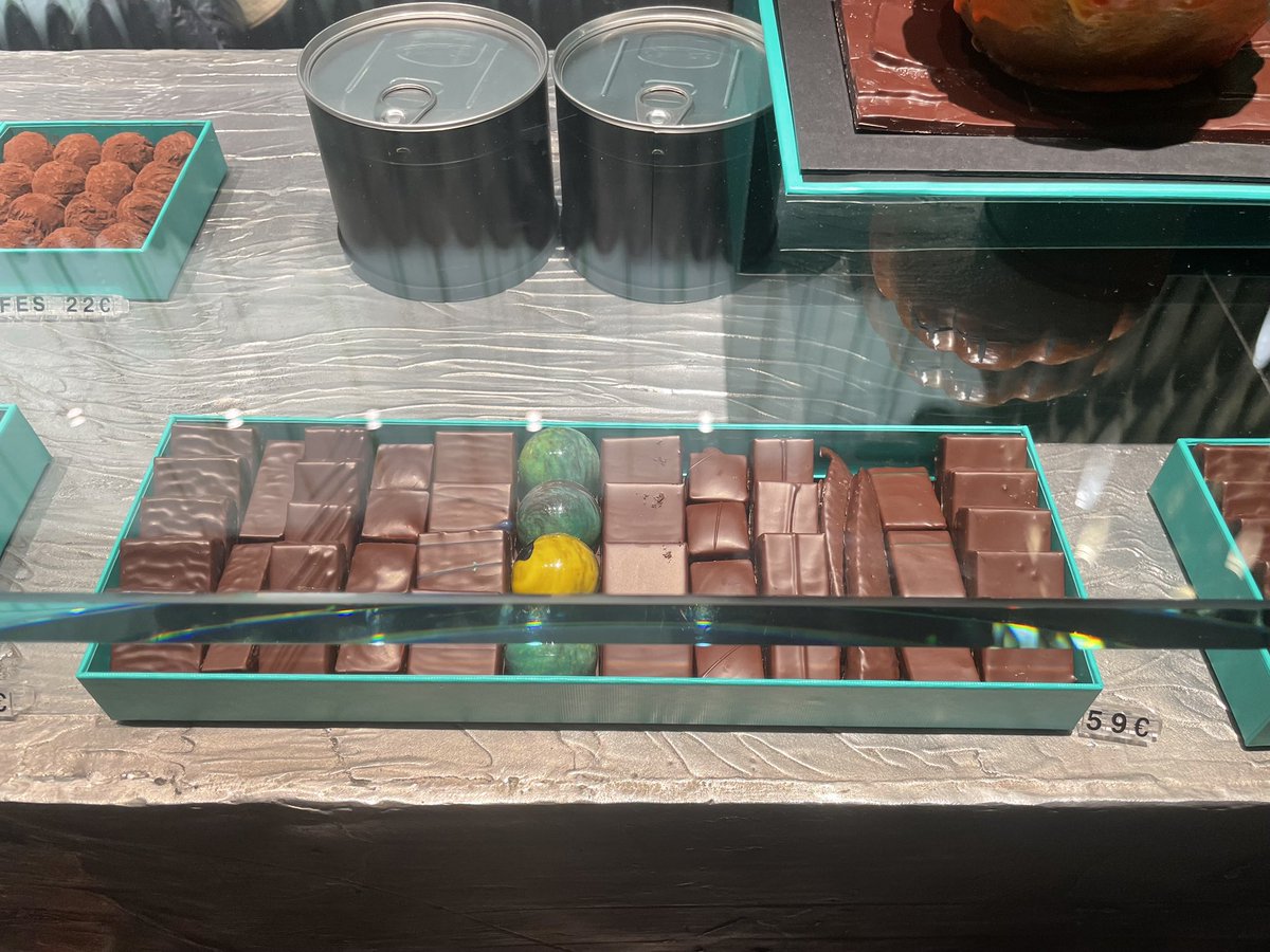 まだ始まったばかり。
司法書士の講座を取るのはこれが3度目。
結婚や出産でなかなか継続できなかったので今度こそは頑張りたい💪
夫からのパトリックロジェのチョコレートを楽しみに今日も復習頑張ろ✏️