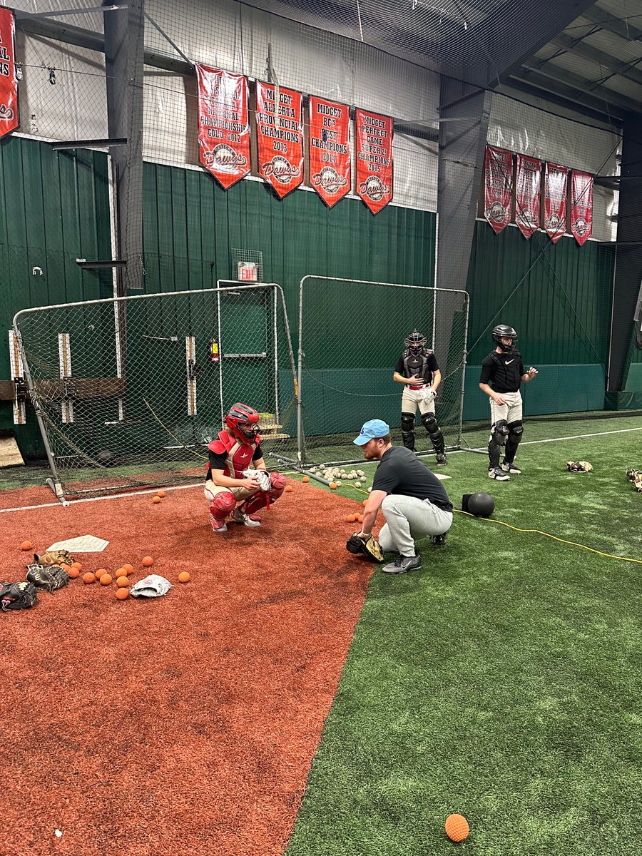 DawgsAcademy's tweet photo. Dawgs alumni and current minor league catcher in the Diamondbacks system, Gavin Logan, back for the offseason working with our catchers.
#dawgs #baseball #onceadawgalwaysadawg #dawgsadvantage #catchers #catching #developyourgame https://t.co/WhBO2oK1U0