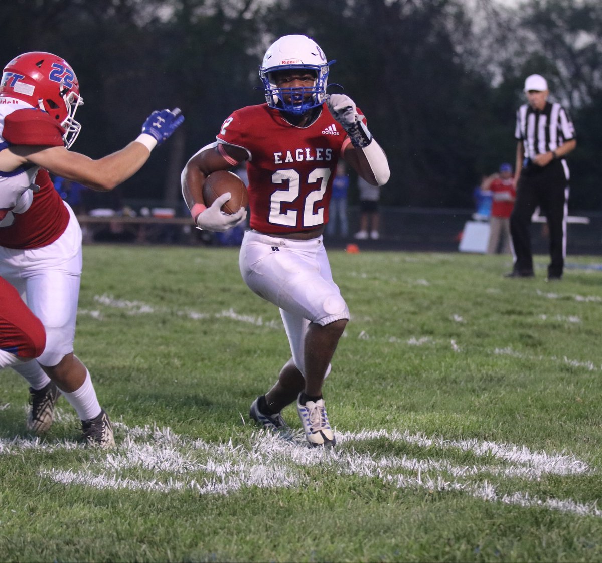 Wellsville (3A, 10-0) junior Armond Graves is a name to pay attention to for the Eagles. The 6’0 198 lb RB had 201 yards and 3 TDs in the regional win over Holton. Graves has 1006 yards rushing on the year with 22 TDs for the undefeated Eagles. Wellsville is coached by Mike Berg