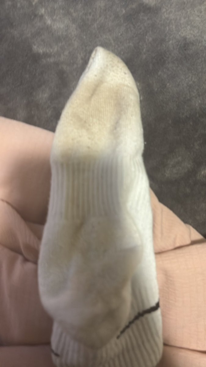 Wer gebrauchte verschwitzte Socken kaufen will meldet sich sofort pm!