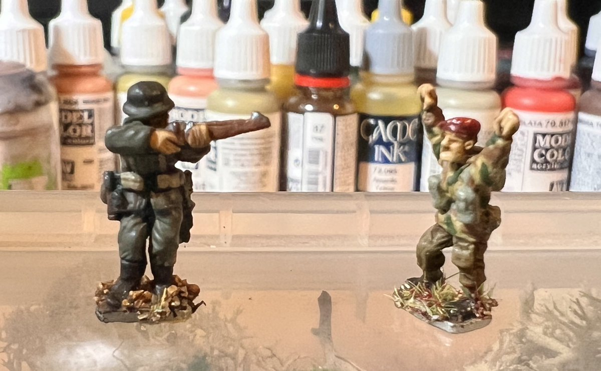 tinyterrain's tweet image. Fortuitous: I found these two painted  #15mm figures in my “box of random spare figures”……I guess they (and a spare #BritishAirborne jeep I have) are going to form the basis of my second objective marker for #BKC #FOW #CoC #OpVarsity