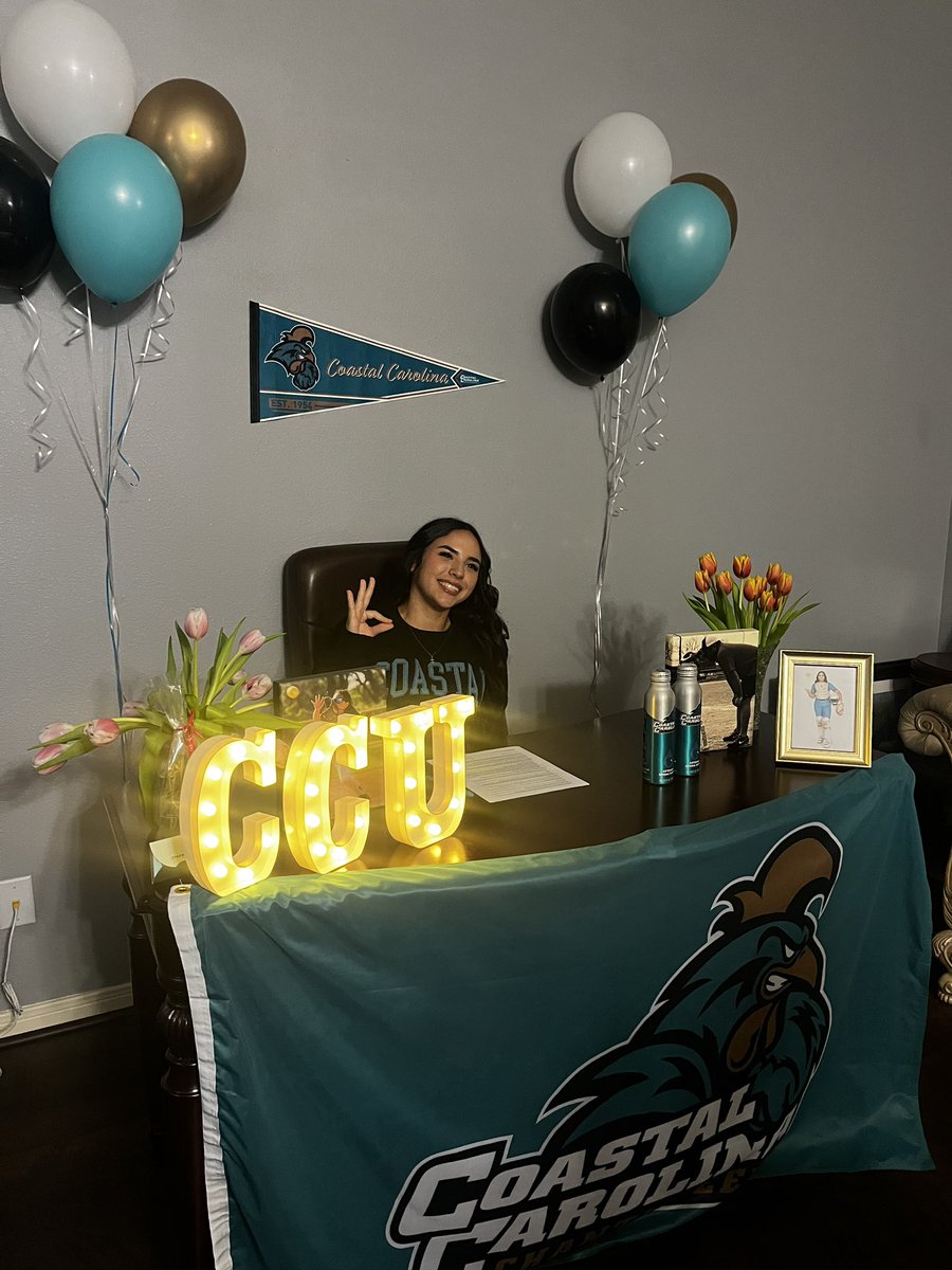 IzzyRamirez2025's tweet photo. Thank you Lord, for everything! I am blessed to say I signed to Coastal Carolina today with the best people beside me. To the next four!  

@CoastalSoftball ! 🩵👌🏼
@amanda_daneker 
@coach_kgreen 
@kianarae20 
@18uAmerican https://t.co/4DZWSYgHrx