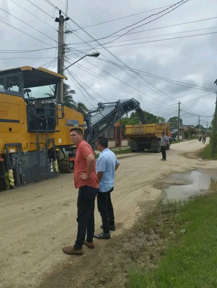 HiorvanysPerez's tweet photo. "La empresa #Conavil, junto a la Dirección de Viales, avanza en la solución del planteamiento inscrito en el Plan de la Economía en la calle 18, Consejo Popular Lugones. ¡Siguiendo #SinPerderUnDía en el desarrollo de nuestra provincia! #LatirAvileño" https://t.co/hFUCEAsvoQ