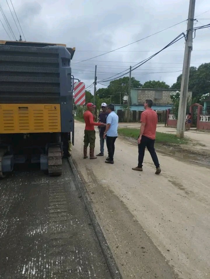 HiorvanysPerez's tweet photo. "La empresa #Conavil, junto a la Dirección de Viales, avanza en la solución del planteamiento inscrito en el Plan de la Economía en la calle 18, Consejo Popular Lugones. ¡Siguiendo #SinPerderUnDía en el desarrollo de nuestra provincia! #LatirAvileño" https://t.co/hFUCEAsvoQ
