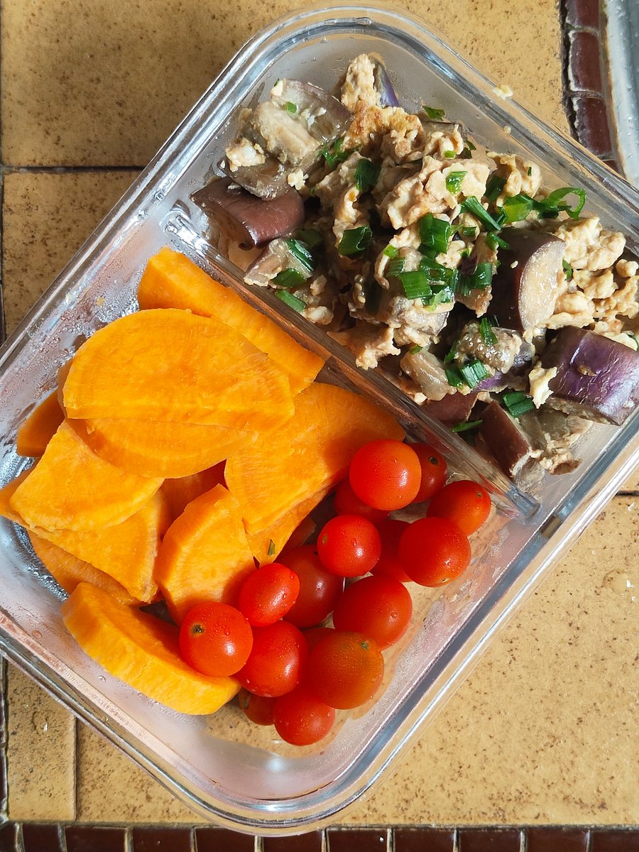 LyenC99's tweet photo. More eat-clean-lunchbox ideas to come ✨ Homemade lotus root chicken nugget supremacy
I pan fry my brinjal with very little oil and water, and it turns great (it used to be my little nightmare because it soaked in too much oil).

手烂掉了要小暂停一下，I will be back real soon https://t.co/16CkrCC5qi