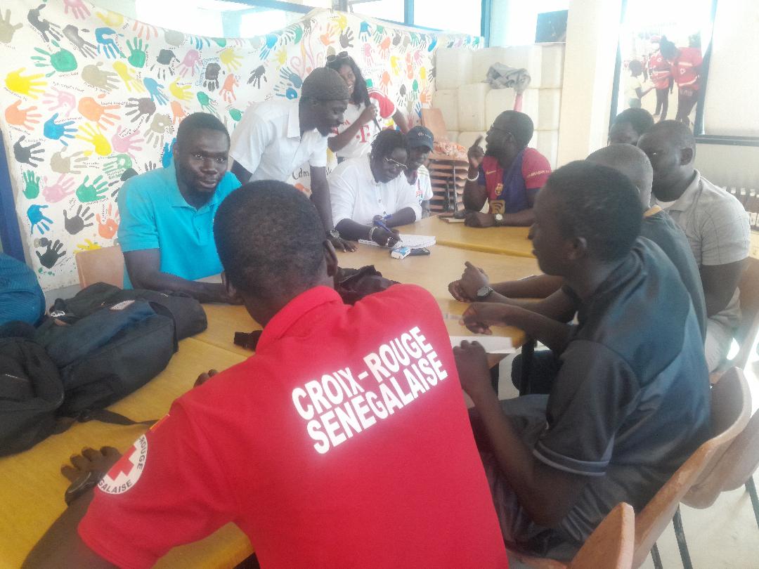 CSenegalaise's tweet image. Après leurs camarades de Rufisque, 40 volontaires des comités @CSenegalaise de Dakar et Keur Massar, sont outillés sur le Cadre pour un Accès Plus Sûr et la Communication de Crise en partageant leur expérience pour une meilleure couverture sanitaire des législatives anticipées