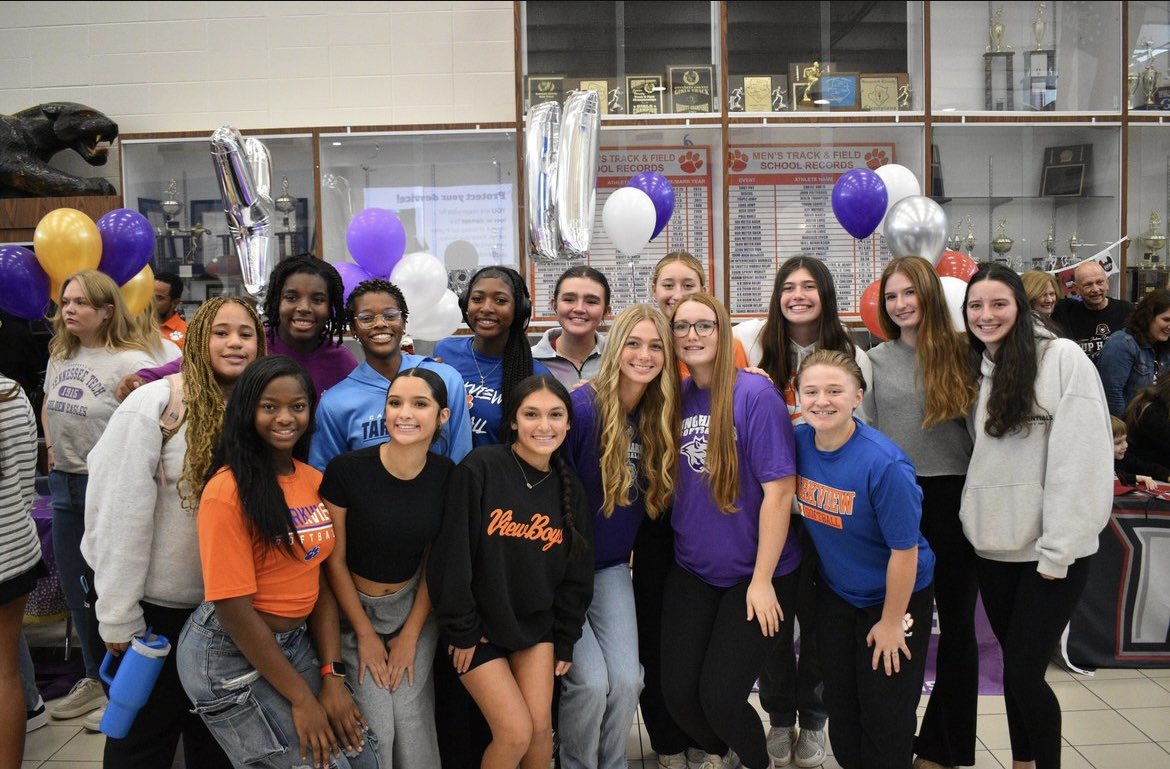 abbyholcomb28's tweet photo. Official!!! Beyond blessed 💜🤍💜🤍 @YHC_Softball @JessieHomesley @PVSoftballGA https://t.co/l0ntWPMVcV