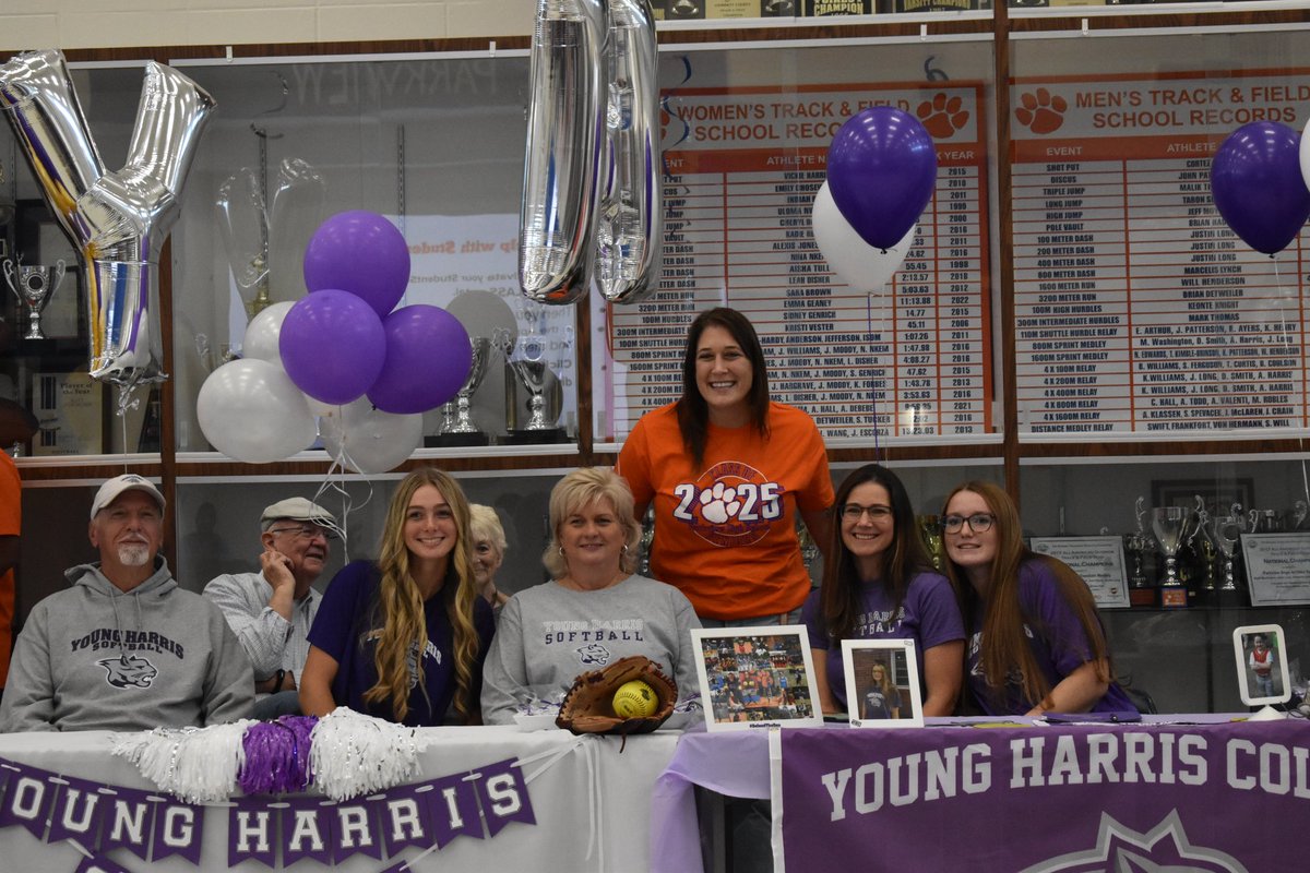 abbyholcomb28's tweet photo. Official!!! Beyond blessed 💜🤍💜🤍 @YHC_Softball @JessieHomesley @PVSoftballGA https://t.co/l0ntWPMVcV