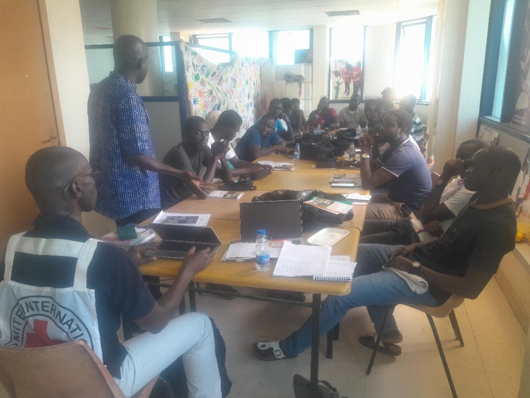 Croix-Rouge sénégalaise (@csenegalaise) on Twitter photo Après leurs camarades de Rufisque, 40 volontaires des comités <a href="/CSenegalaise/">Croix-Rouge sénégalaise</a> de Dakar et Keur Massar, sont outillés sur le Cadre pour un Accès Plus Sûr et la Communication de Crise en partageant leur expérience pour une meilleure couverture sanitaire des législatives anticipées Après leurs camarades de Rufisque, 40 volontaires des comités <a href="/CSenegalaise/">Croix-Rouge sénégalaise</a> de Dakar et Keur Massar, sont outillés sur le Cadre pour un Accès Plus Sûr et la Communication de Crise en partageant leur expérience pour une meilleure couverture sanitaire des législatives anticipées