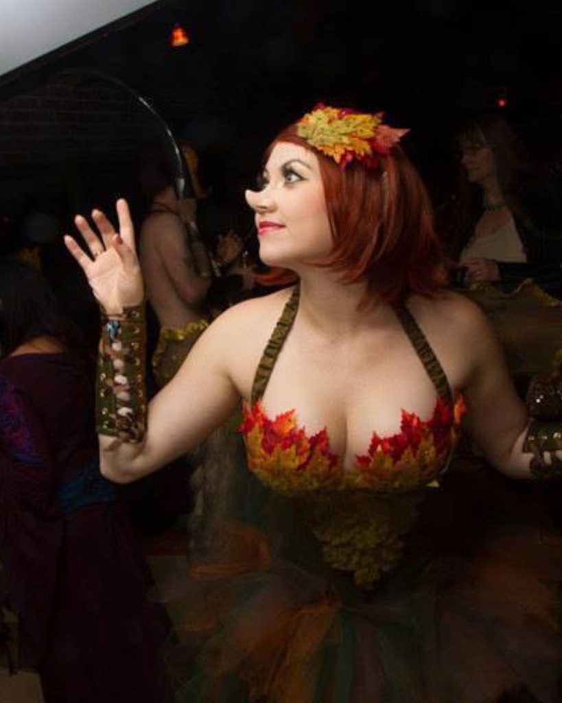 Stepping into fall, one leaf at a time 🍂🍁🍃
•
•
•
•
•
#fallfashion #autumn #fallfeels #leafqueen #designer #costumer #costume #corset