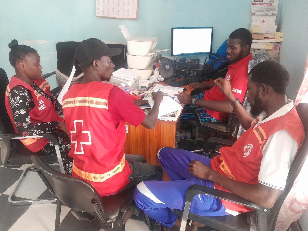 CSenegalaise's tweet image. After their comrades from Rufisque, 40 volunteers from the @CSenegalaise committees of Dakar and Keur Massar, are equipped on the Framework for Safer Access and Crisis Communication by sharing their experience for better health coverage of the early legislative elections