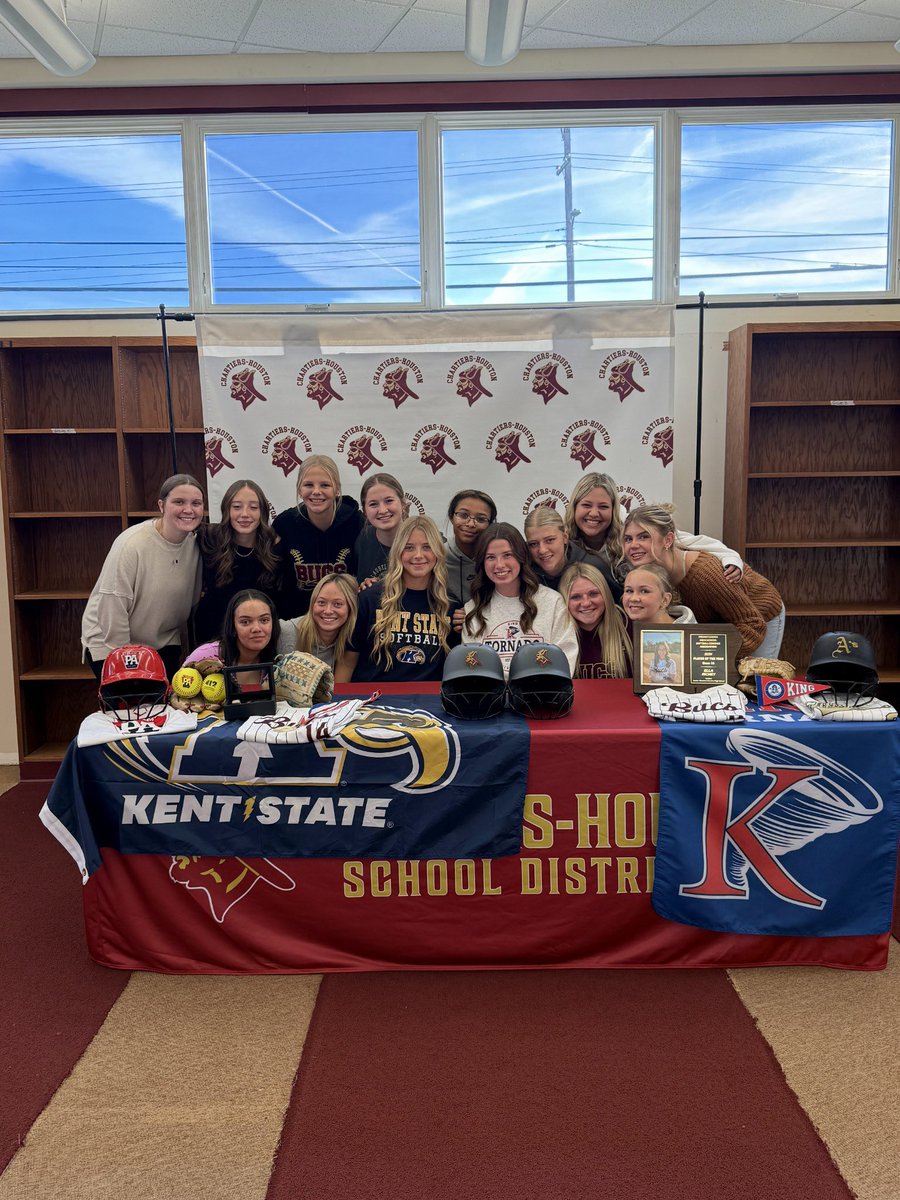 Officially official ✍🏼

Congrats to Meadow Ferri and Ella Richey on signing to their respective colleges today to continue their softball careers!! We are so proud of you! 🥎