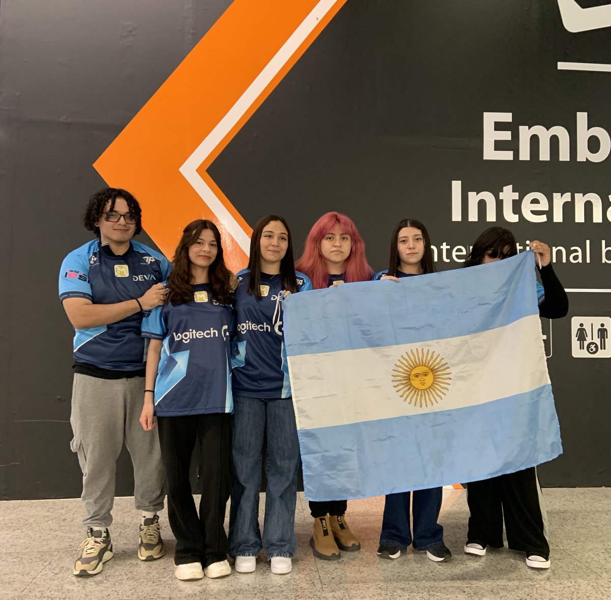 devaesportsarg's tweet image. Las pibas del Seleccionado 🇦🇷 Mobile Legends están llegando a la @iesf_official 💥

🔴Ig:
🧑‍💻couch: uriel_dmx
🇦🇷Brencarranza1
🇦🇷ryuko.zzz
🇦🇷impe_rizaa
🇦🇷dm_mizz
🇦🇷nelinnda
#IESF #WEC24 #WEC24 #MLBB