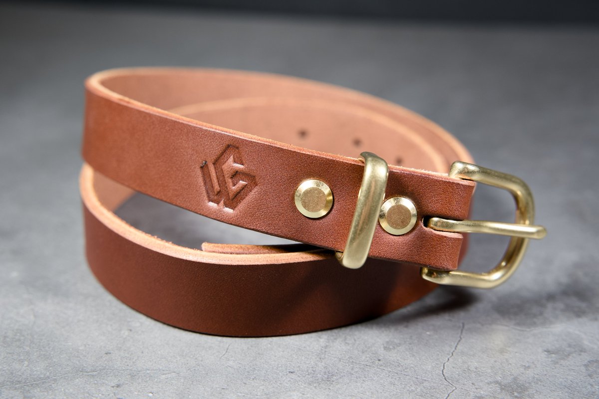 🚀 Introducing the Timeless Belt for Woman! 🌟 

Same quality as the original, now slimmer and just as strong. Available in black or medium brown with three stunning buckle colors! 🖤✨ #leathercraft 

👉 legacygoods.co/products/the-t…