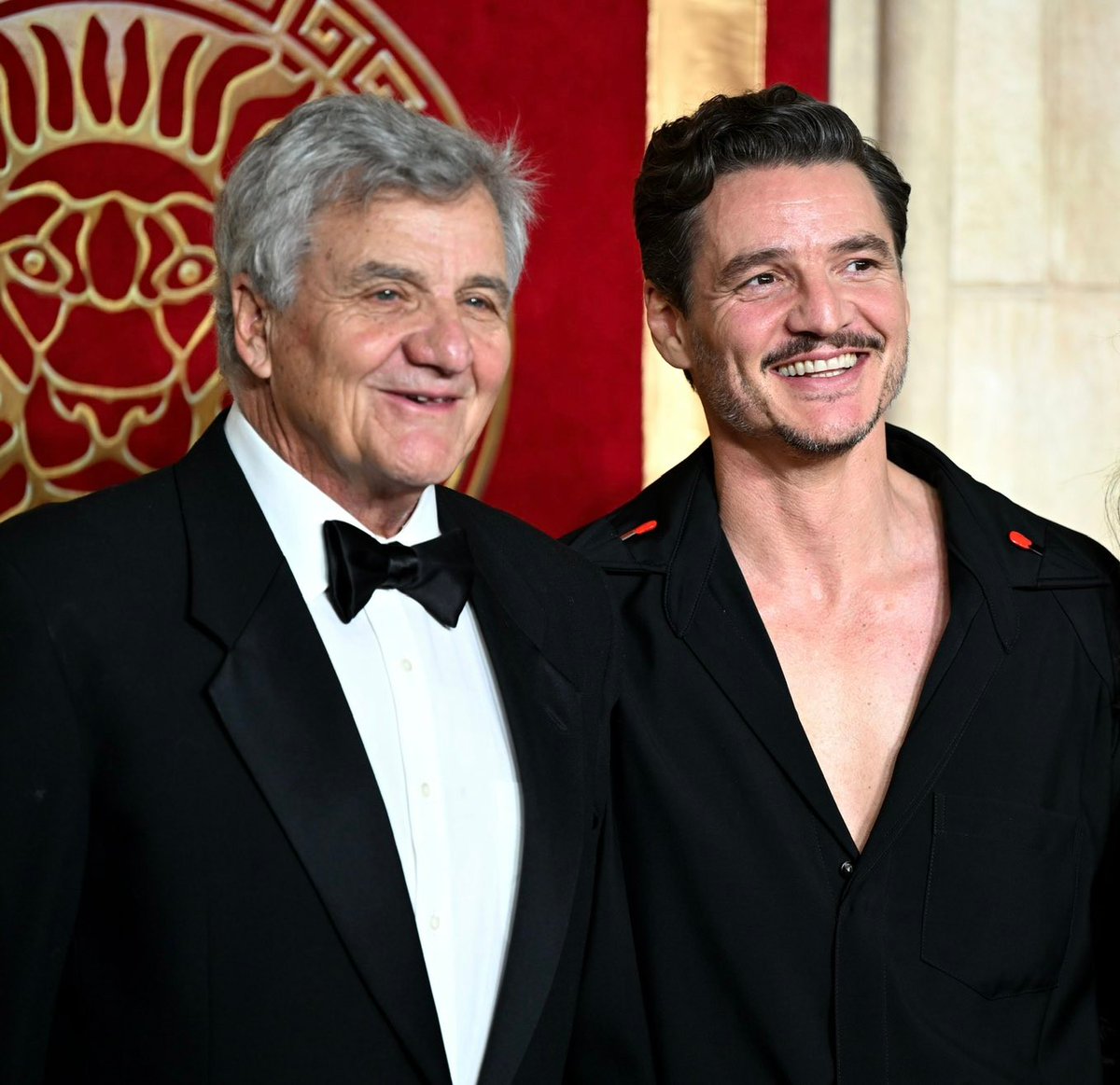 Quien acompaña a Pascal es José Balmaceda, médico, quien durante la dictadura curó las heridas de un sacerdote perseguido por Pinochet. Al sacerdote lo torturaron y reveló el nombre del médico que le salvó la vida. Debió huir de Chile con su hijo recién nacido: Pedro Pascal.