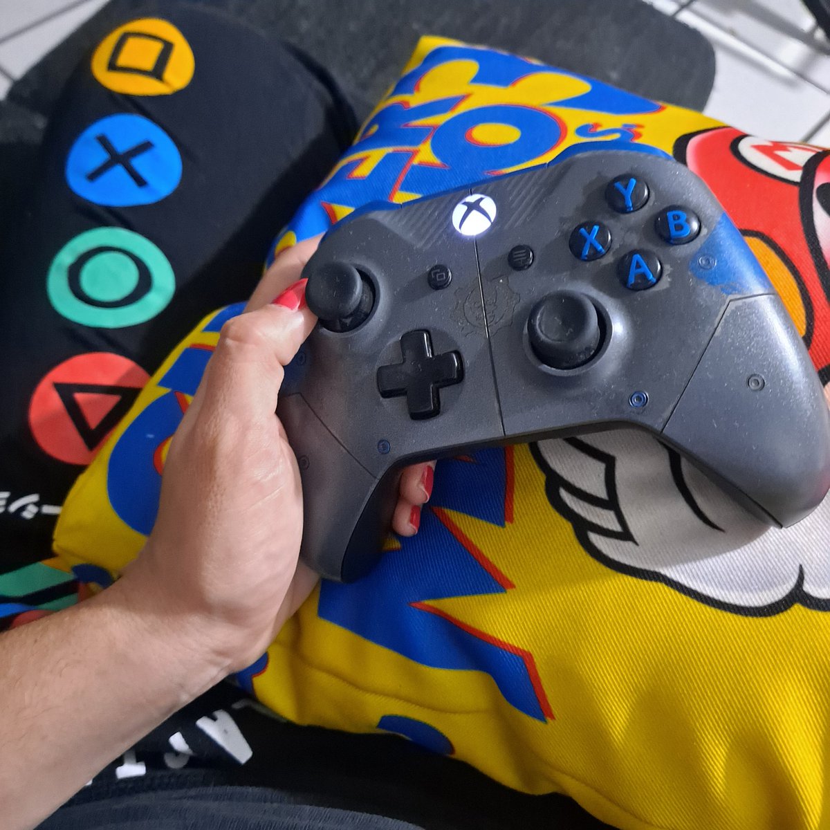 Mapa_chuu's tweet image. Hoy, estoy jugando en Steam (un juego exclusivo de PC), con un control del Xbox One, con una pijama de PlayStation, recargada en un cojín de Nintendo.
GAMING IS GAMING.
#steamvalve #xboxonecontroller #gearscontroller #playstation #smb3 #nintendo #eurotrucksimulator2 #pcgamer